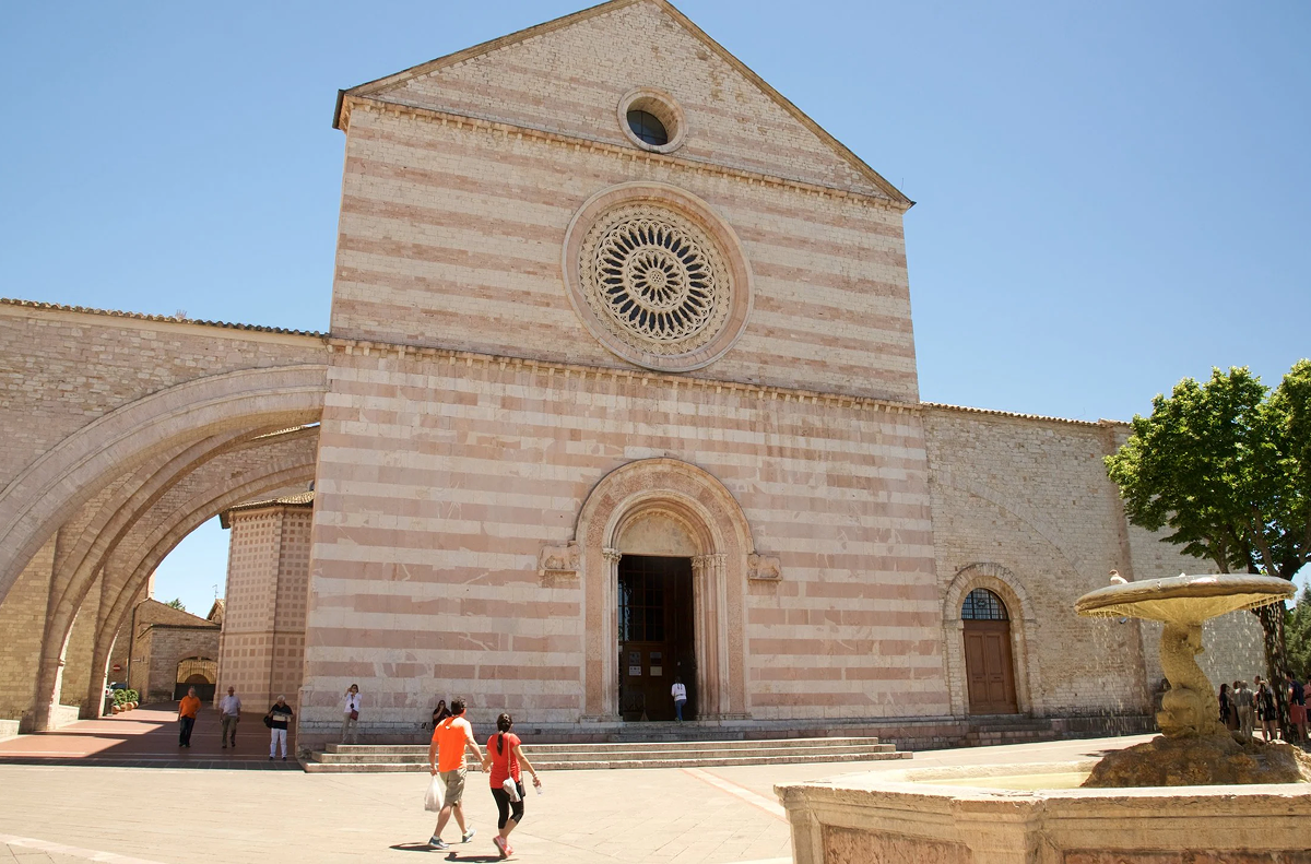 Vương cung thánh đường Santa Chiara du lịch Assisi