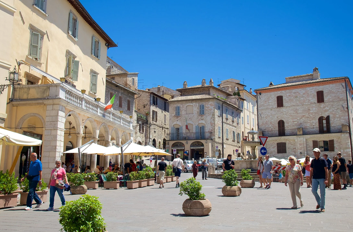 Quảng trường Piazza del Comune du lịch Assisi