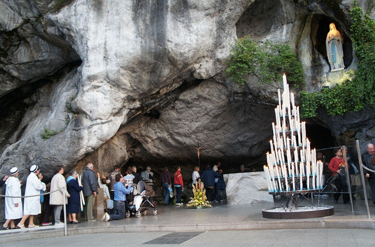 Hang đá Đức Mẹ hiện ra Du Lịch Lourdes Pháp