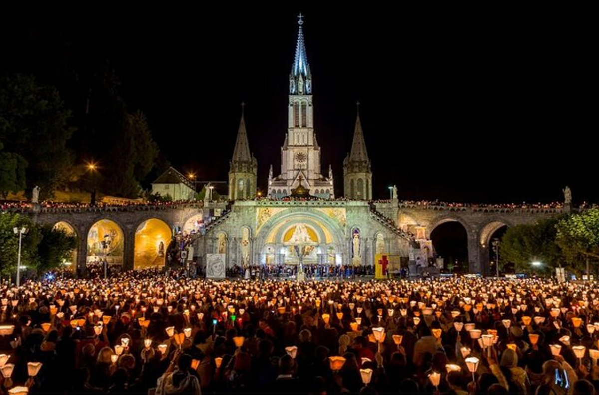Rước nến buổi tối tại Lourdes Du Lịch Lourdes Pháp